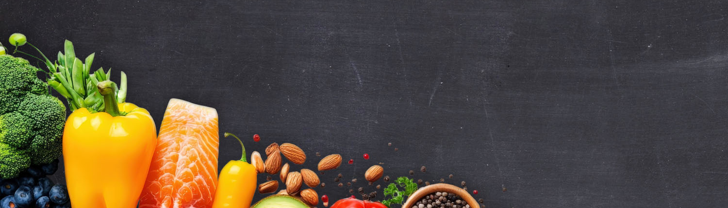 Groma: Aktuelle Angebote aus der Werbung mit top-Preisen für Gastronomiekunden Schieferplatte, auf der verschiedene Sorten von Gemüse, Fisch, Nüssen und Gewürzen liegen