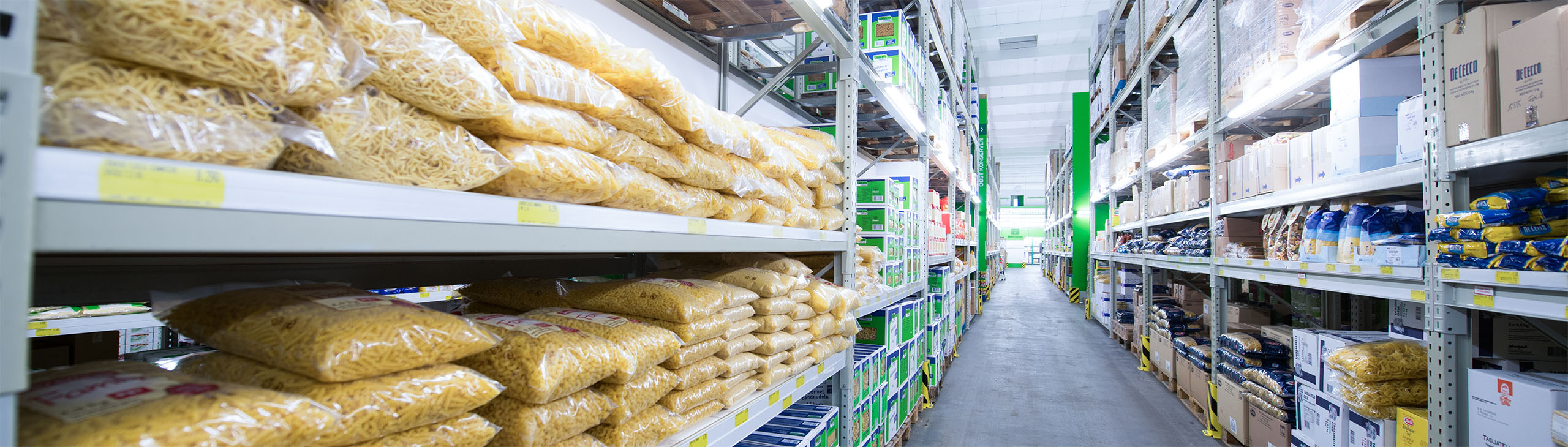 Blick-in-den-Gang-des-Trockensortiments-bei-GROMA
